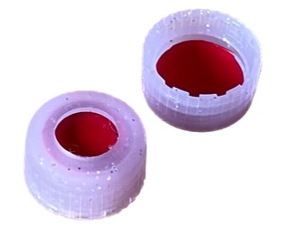 9 mm UltraClean PP-Kurzgewindekappe, pink, mit Loch; PTFE rot/Silikon weiß/PTFE rot, 45° Shore A, 1,0 mm