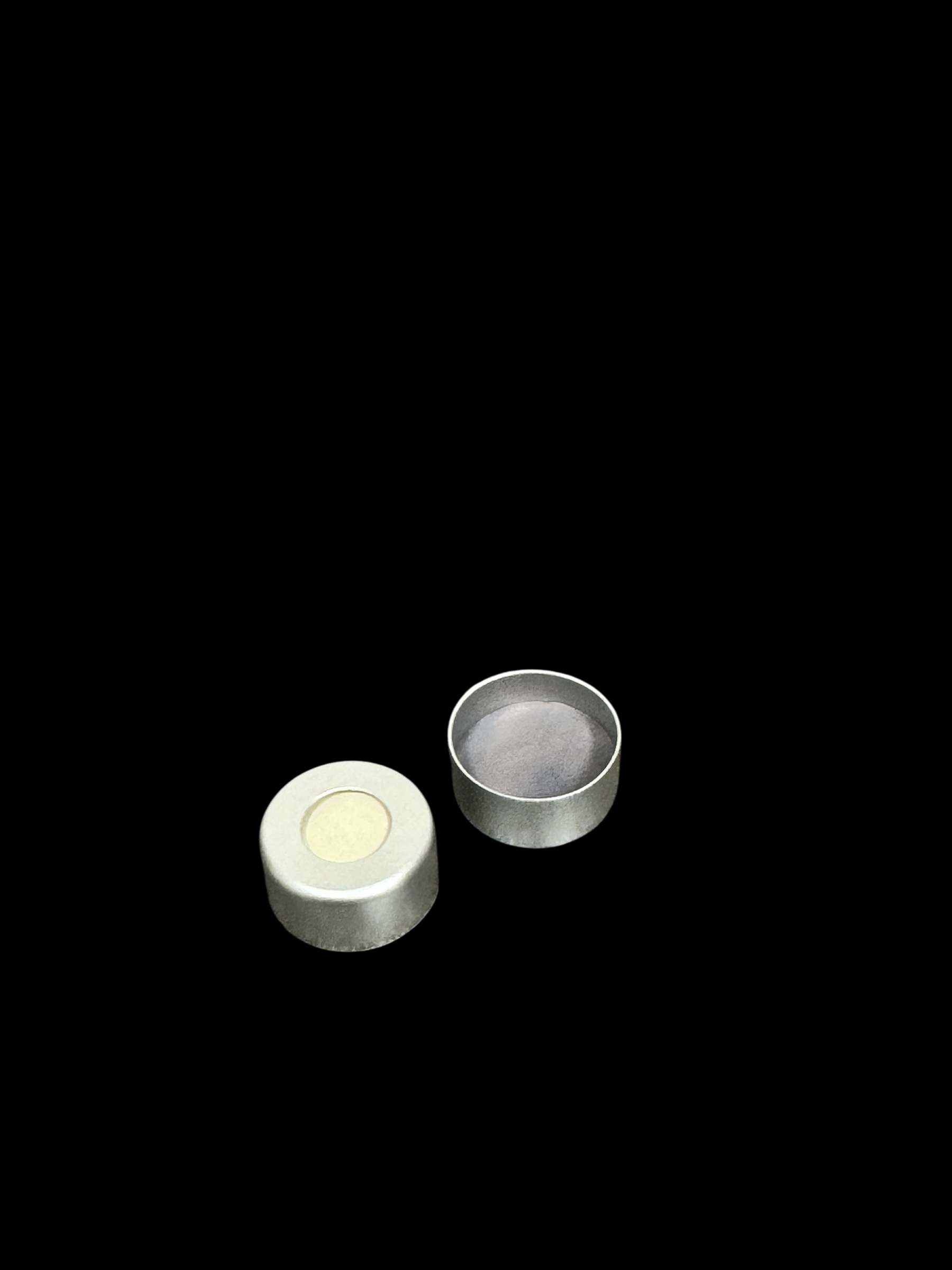 11 mm Aluminium-Bördelkappe, farblos lackiert, mit Loch; Butyl creme/PTEF grau, 55 Shore A, 1,3 mm